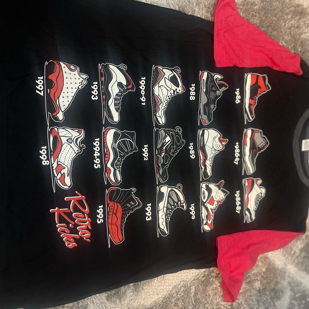 RETRO KICKS MEN'S EVOLUTION OF JORDAN SHOES THROUGHOUT THE YEARS T-SHIRT SIZE L